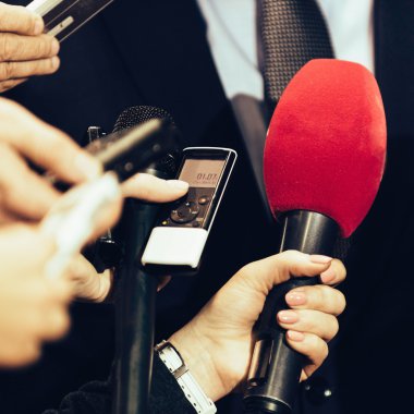 Grup politikacı çevreleyen gazetecilerin