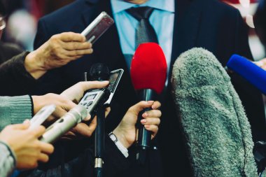 Grup politikacı çevreleyen gazetecilerin