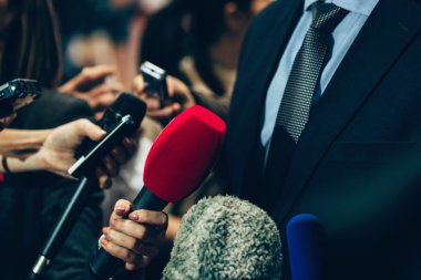 Grup politikacı çevreleyen gazetecilerin