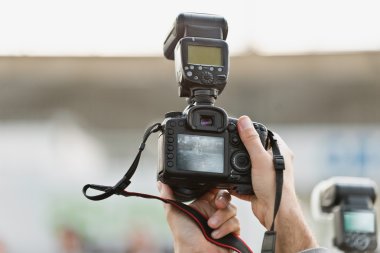 fotoğrafçı holding kamera