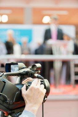 Basın toplantısında çalışan gazeteci