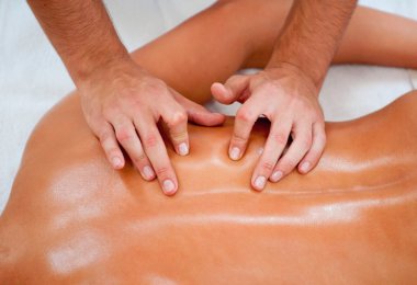 Sırt kasları üzerinde çalışan masaj terapisti