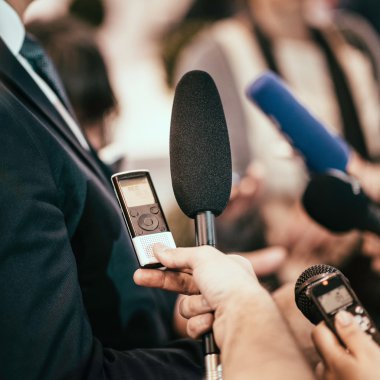 Grup politikacı çevreleyen gazetecilerin