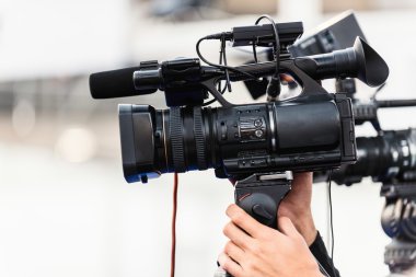 basın toplantısında kamera ile gazeteci