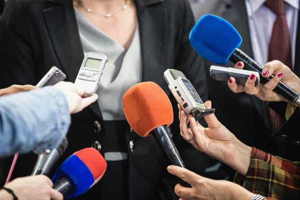 Interviewen zakenvrouw op conferentie — Stockfoto