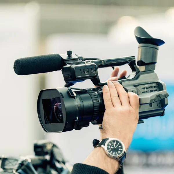 Cameraman em conferência de imprensa — Fotografia de Stock