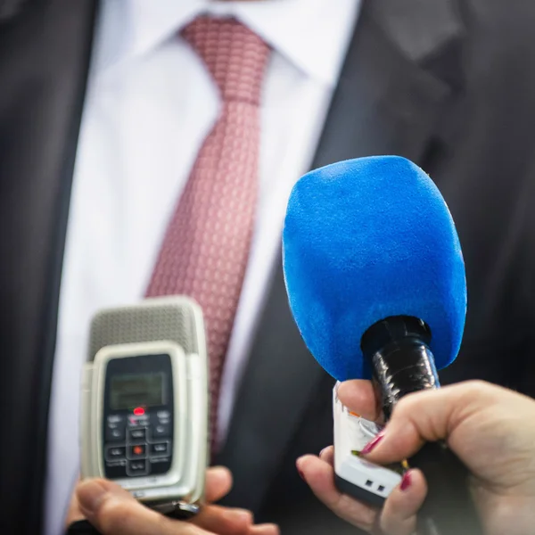 Journalists interviewing businessman — Stock Photo, Image