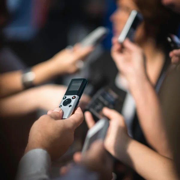 Journalisten handen met recorders. — Stockfoto