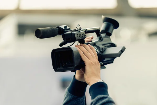Újságíró, televíziós kamera — Stock Fotó