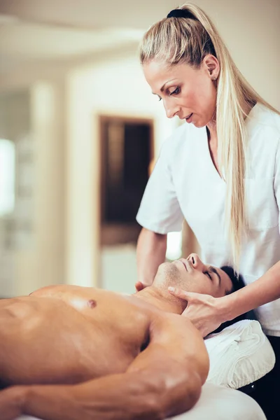 Sjukgymnast gör massage av hals — Stockfoto