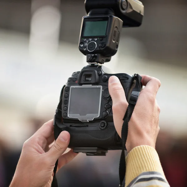 Foto reportera disparando — Foto de Stock