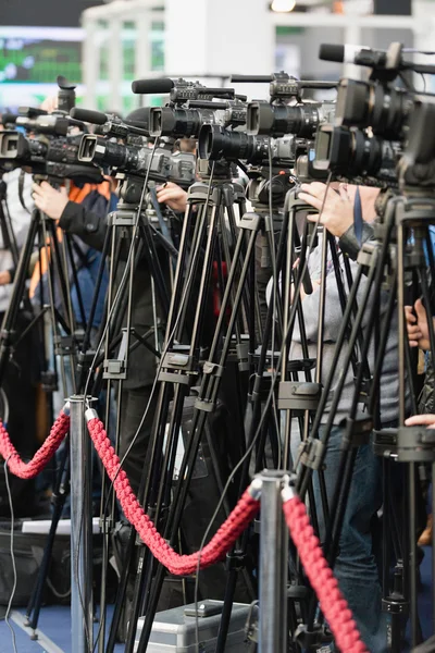 Fernsehkameras bei Pressekonferenz — Stockfoto