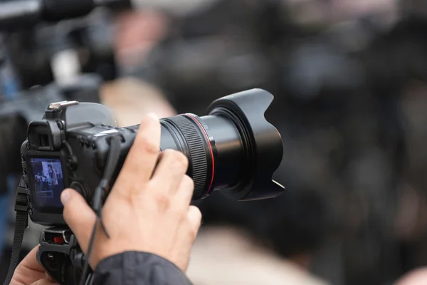 Repórter de TV na sala de imprensa — Fotografia de Stock