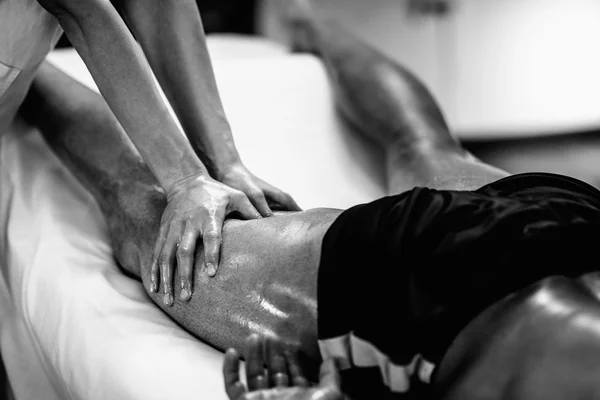 Fiziksel terapist masaj bacak yapıyor — Stok fotoğraf