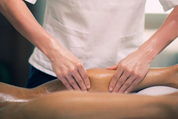 Fisioterapeuta fazendo massagem de bezerros — Fotografia de Stock