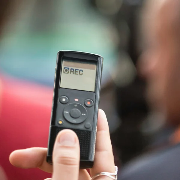 Dictaphone na mão humana — Fotografia de Stock