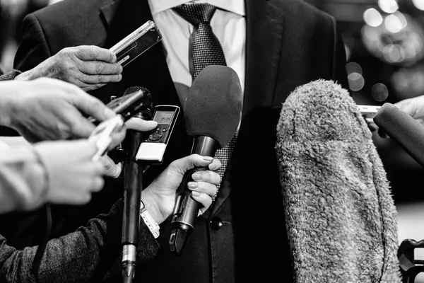 Grup politikacı çevreleyen gazetecilerin