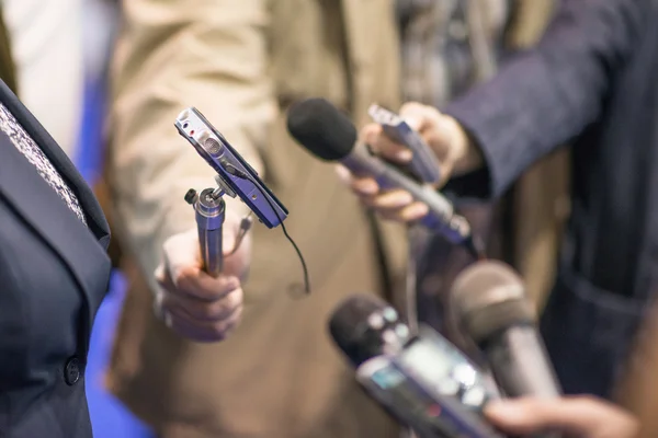 Journalister intervjuer politikar — Stockfoto