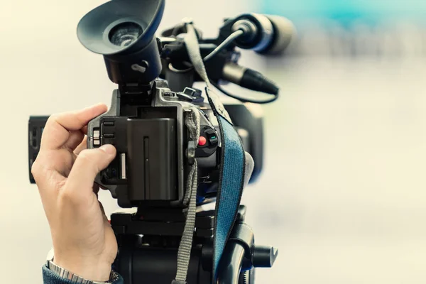 Novinář s kamerou na tiskové konferenci — Stock fotografie