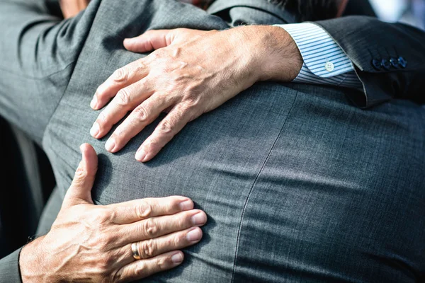 Abrazo de negocios de corazón cálido — Foto de Stock