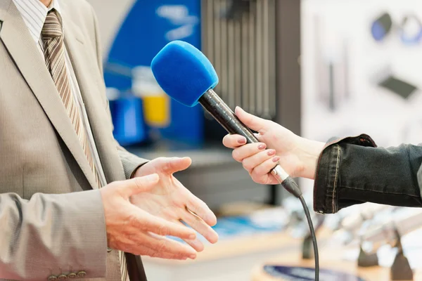 Fernsehreporter interviewt Geschäftsmann — Stockfoto