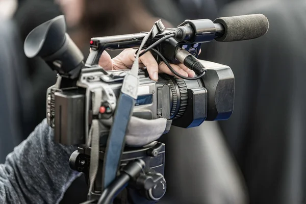 Journalist med kamera på konferens — Stockfoto