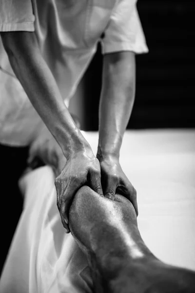 Fisioterapeuta fazendo massagem de bezerros — Fotografia de Stock
