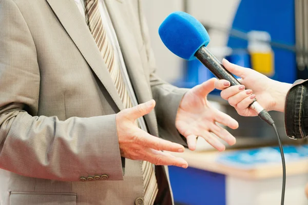 Periodista hablando con político — Foto de Stock