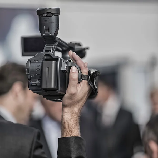 Journalist met televisiecamera — Stockfoto