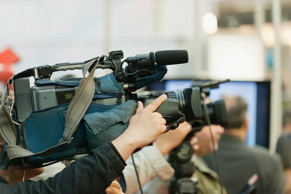 Cameraman trabalhando na conferência — Fotografia de Stock