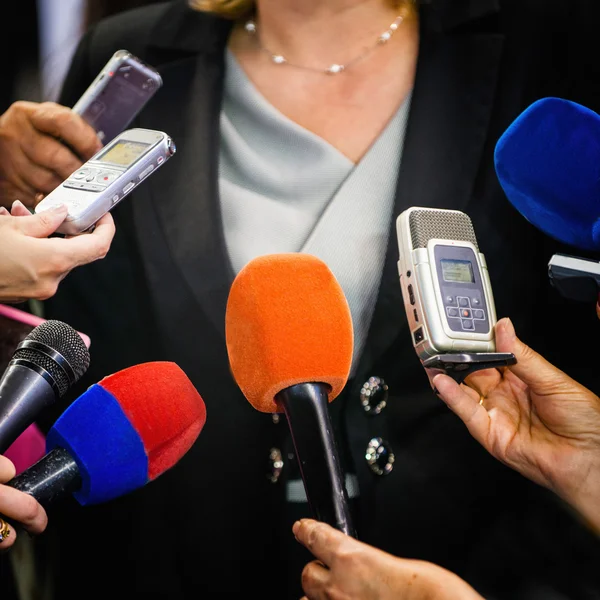 Skupina novinářů kolem politik — Stock fotografie