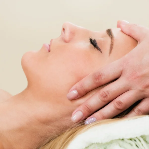 Vista lateral Massagem facial — Fotografia de Stock