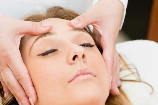 Donna ottenere massaggio alla testa — Foto Stock