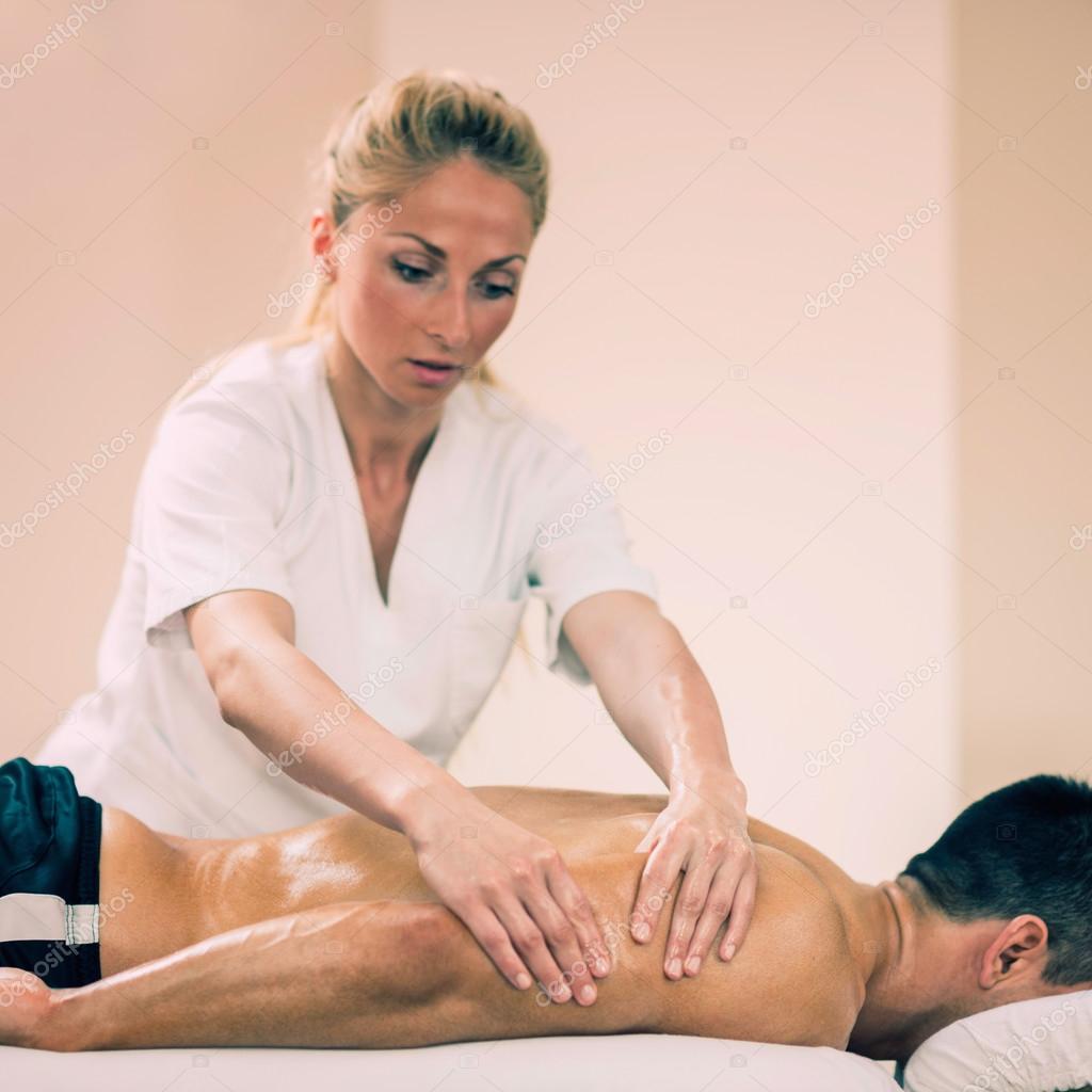 Глубокий массаж. Массаж спины. Массаж спортивный восстановительный. Сделал глубокий массаж. Классический массаж.