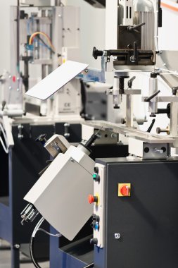 Takviye tornavida sistemi makine