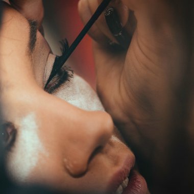 Makyöz makyaj uygulamak