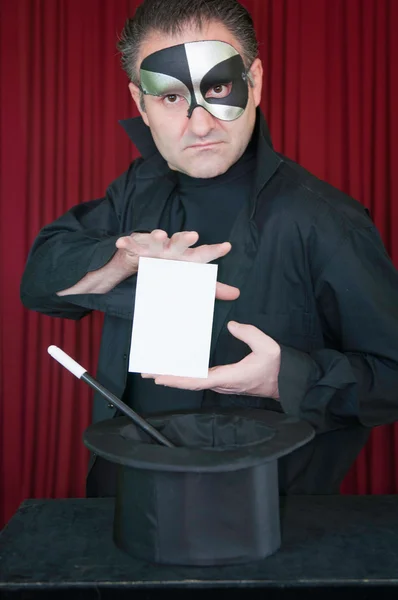 Illusionista apresenta cartão em branco — Fotografia de Stock