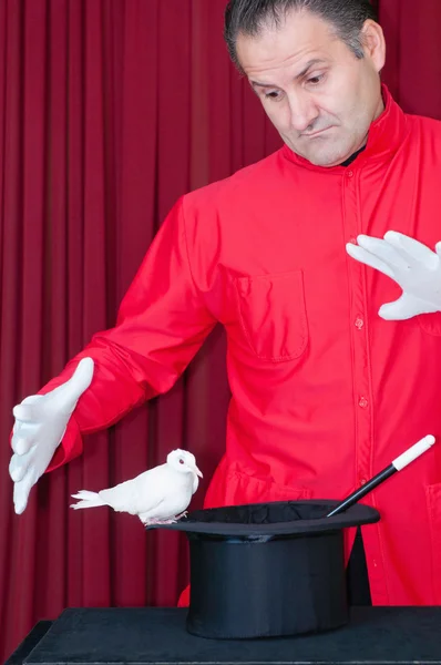 Magician performing hypnotising trick — Stock Photo, Image