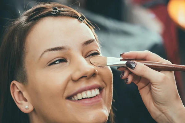 Makeupartist tillämpa makeup — Stockfoto