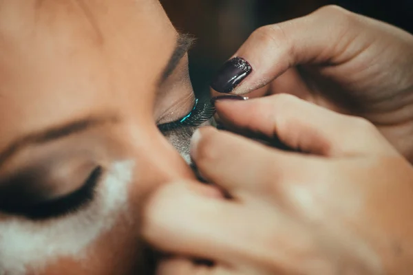 Artista de maquillaje aplicando maquillaje a su cliente — Foto de Stock