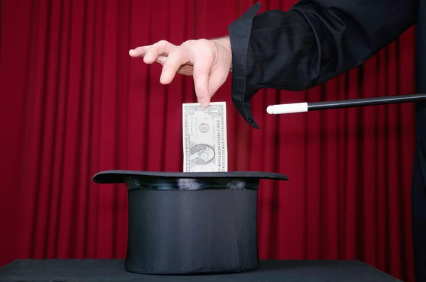 Goochelaar trekt dollarbiljet uit hoge hoed — Stockfoto