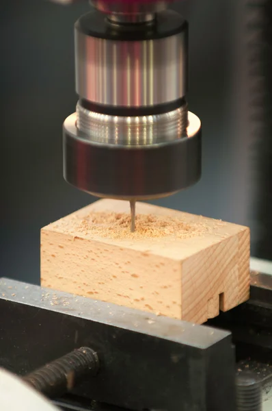Taladro prensa tallado bloque de madera — Foto de Stock