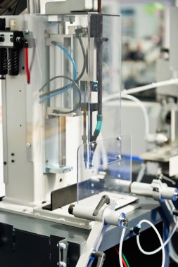 Takviye tornavida sistemi makine