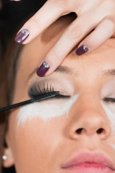 Make-up artist tillämpa mascara — Stockfoto