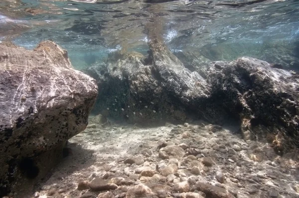 Fessura subacquea poco profonda nella zona costiera — Foto Stock