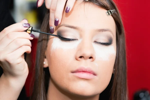 Maquillaje profesional aplicar a la cara — Foto de Stock