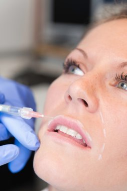 Anti-Aging enjeksiyonları alma kadın