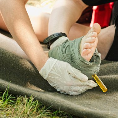 İlk yardım yaralanma tedavi