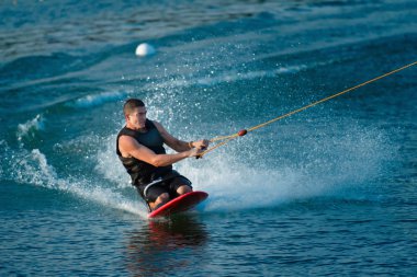 yüksek hızda erkek Kneeboarder