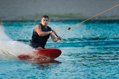 yüksek hızda erkek Kneeboarder